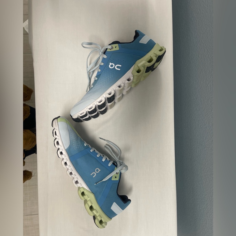 On (On Cloud) Running.  Women’s  shoe in Aloe/ White, “Cloudflow” EUC